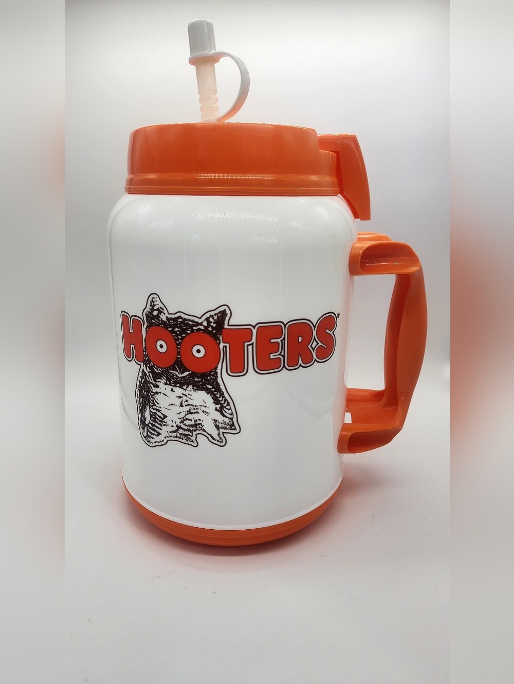 Hooters Rare Vintage 64 Oz White Orange Insulated Water Jug With Straw (1)